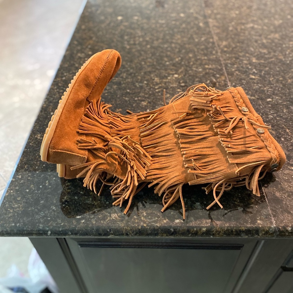 Woman’s brown suede leather boots new.